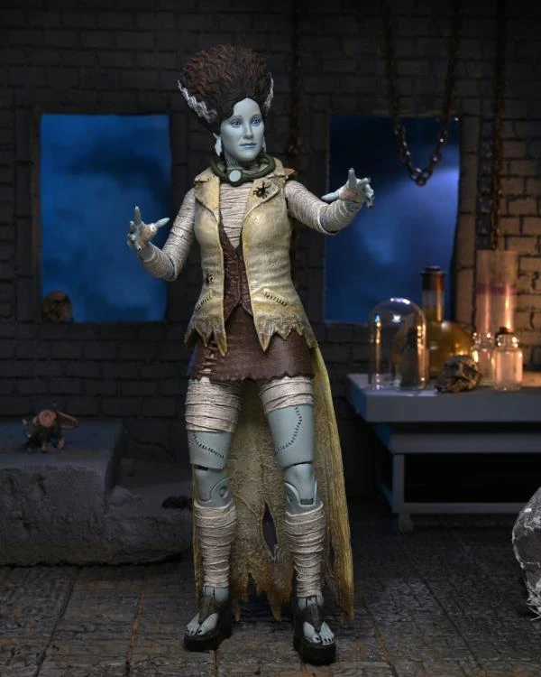 NECA Universal Monsters X Teenage Mutant Ninja Turtles Ultimate April O'Neil As The Bride Of Frankenstein 3 NECA Universal Monsters X Teenage Mutant Ninja Turtles Ultimate April O'Neil As The Bride Of Frankenstein - Image 3